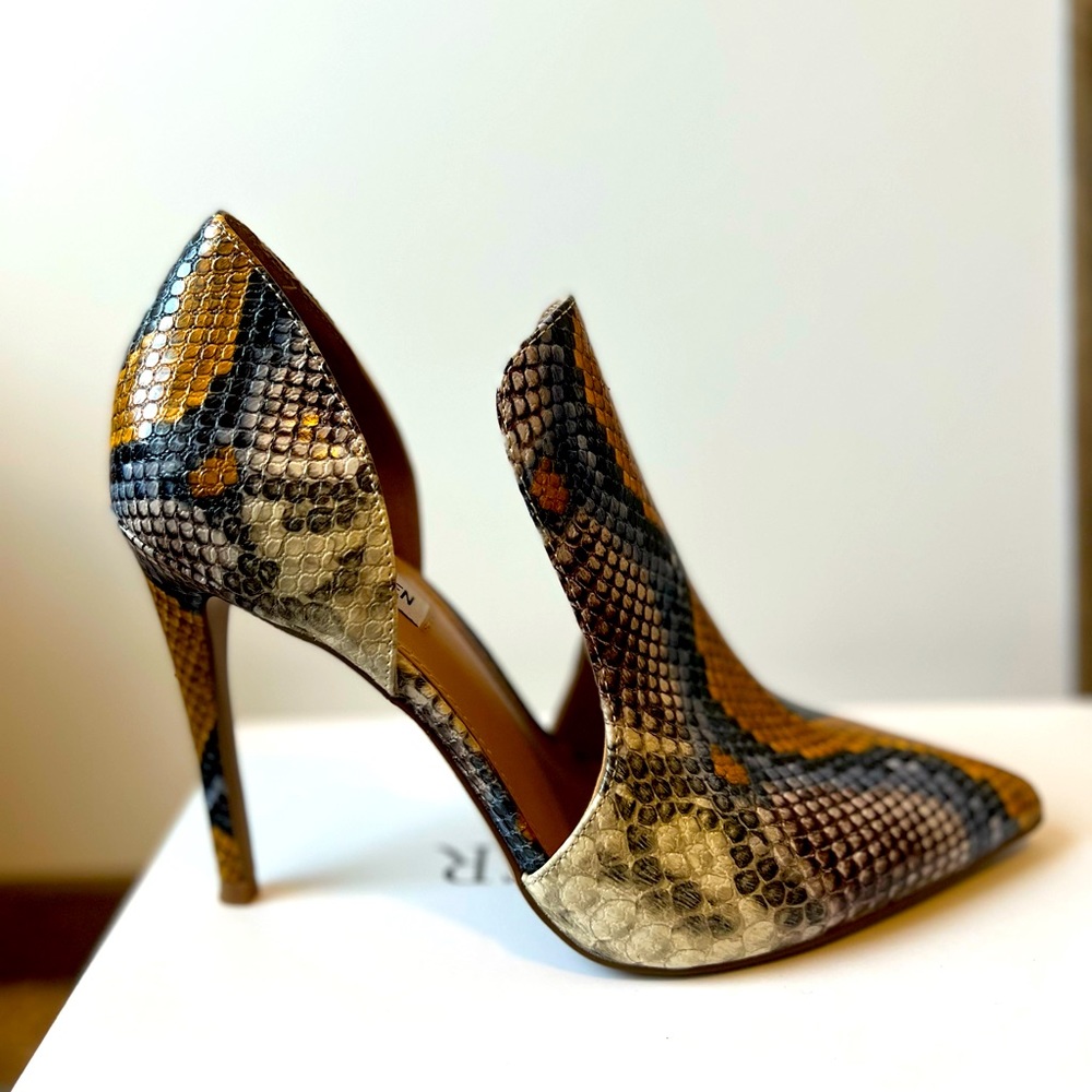 Steve Madden snake skin pumps/heels Size 9